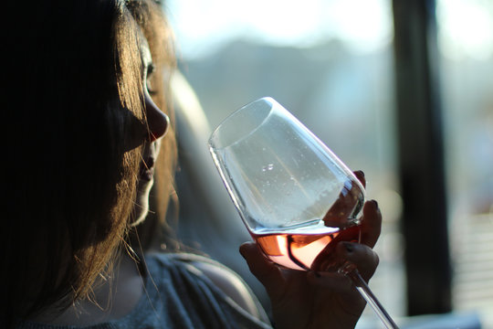 Frau mit Glas Ros&eacute;wein beim romantischen Abendessen im Restaurant