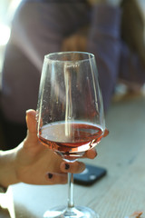 Wein, Roséwein, Glas, Weinglas, Frau, die Wein trinkt, Alkohol, Feier, besondere Nacht, Romantik, Abendessen, romantisches Essen