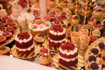 Mesa de dulces con pastel red velvet, profiteroles y bombones