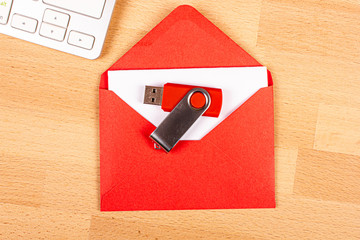 USB-Stick mit Briefumschlag