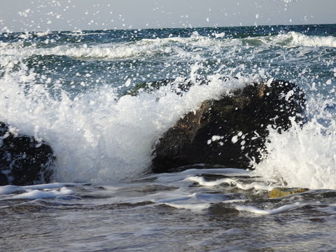 Sturm an der Ostsee - Wellen peitschen an Land