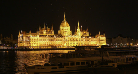 Fototapeta na wymiar Hungarian parliament in Budapest at night.