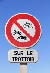 vélos et moto interdits sur le trottoir