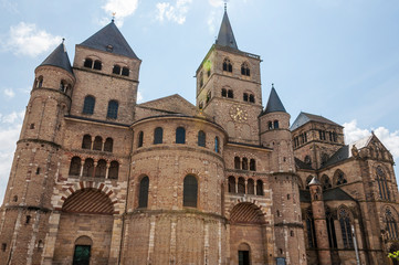 Fototapeta premium Trier, Dom, St. Peter, Liebfrauenkirche, Kirche, Altstadt, Altstadthäuser, Mosel, Fluss, Stadtrundgang, Rheinland-Pfalz, Flussschifffahrt, Weinregion, Deutschland