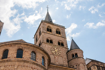 Fototapeta premium Trier, Dom, St. Peter, Liebfrauenkirche, Kirche, Altstadt, Altstadthäuser, Mosel, Fluss, Stadtrundgang, Rheinland-Pfalz, Flussschifffahrt, Deutschland