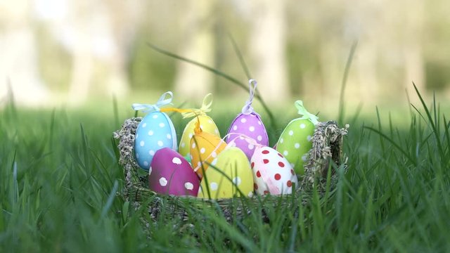 bunte Ostereier im Korb auf der Wiese