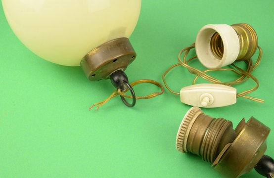 attrezzature elettriche vintage: lume rame e vetro, 2 portalampade in metallo e porcellana, interruttore in bachelite e cavo elettrico bronzato