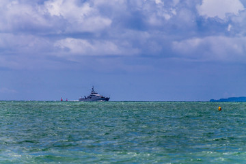 Obraz premium Along the shore line on Narrows Neck Beach, Auckland, New Zealand