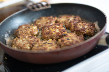 Klopse kochen in der heißen Pfanne
