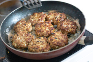 Frikadellen kochen in der Pfanne
