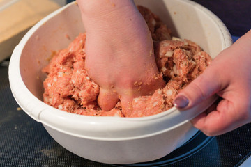 Gehacktes mett zubereiten in der Küche Hausfrau Koch