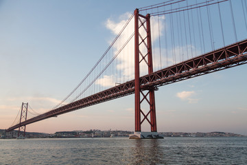 Fototapeta na wymiar Lissabon, Portugal: Brücke Ponte 25 de Abril über den Fluss Tejo 