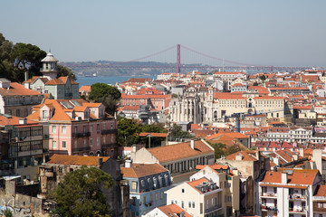 Fototapeta na wymiar Lissabon, Portugal: Blick über die Altstadt Viertel Alfama und Baixa hinüber zum Bairro Alto und der Brücke Ponte 25 de Abril 