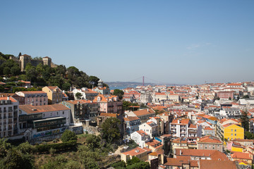 Fototapeta na wymiar Lissabon, Portugal: Blick zur Festung Castelo de São Jorge über die Altstadt Viertel Alfama und Baixa hinüber zum Bairro Alto und der Brücke Ponte 25 de Abril 