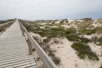 Herrliche Dünen Landschaft am ruhigen und endlosen Strand Praia do Osso Balaia, Portugal