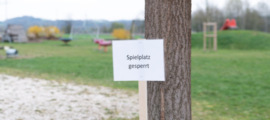 großer Spielplatz ist gesperrt wegen Corona, Ausgangsperre, Lockdown