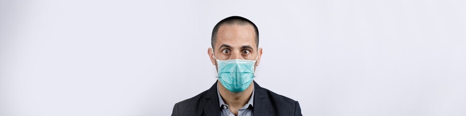 Uomo in giacca e camicia con mascherina protettiva, guarda , , isolato su sfondo bianco
