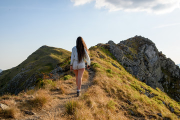 Obraz premium Bella ragazza in escursione sul monte ventasso nel parco nazionale dell'appennino tosco emiliano riserva di biosfera mab uenesco