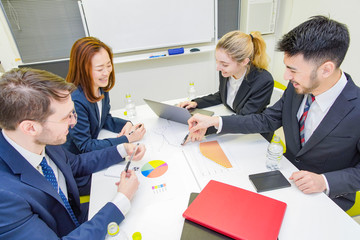 Fototapeta premium 会議室で話し合いをするビジネスパーソン