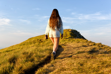 Bella ragazza in escursione sul monte ventasso nel parco nazionale dell'appennino tosco emiliano riserva di biosfera mab uenesco