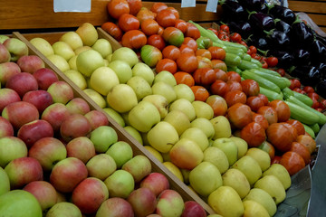 Gemüse und Obst auf einem türkischen Markt verkauft