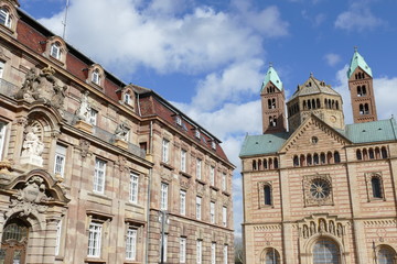 Fototapeta na wymiar Kaiserdom und Stadthausfassade in Speyer am Rhein
