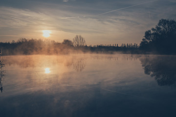 Fototapeta na wymiar tramonto al lago Parco Nord Milano