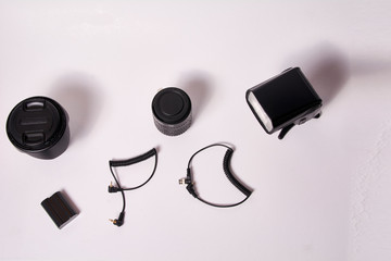 Set of photographic equipment, cables, battery, lens, flash, extender.