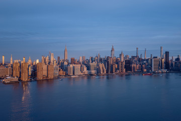 Fototapeta premium manhattan skyline at sunset