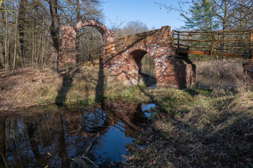 Fototapeta na wymiar Becker Bruch - Ruinenbrücke - Spiegelung