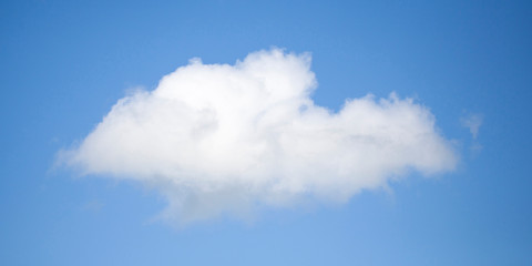 Nube sobre cielo azul