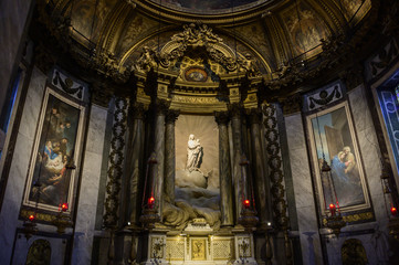 Fototapeta na wymiar Statue de la vierge Marie Eglise Saint Sulpice Pris