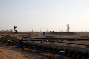 Fototapeta premium Oil pump jack in Omani desert