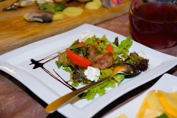 salad with meat and lettuce and sauce on a white plate, food foto
