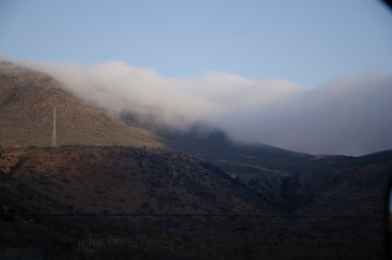montaña con nuve