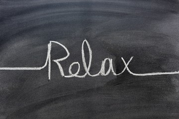la palabra relax escrita con una tiza en la pizarra © KukiLadrondeGuevara