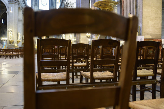 chaises vides dans une grande &eacute;glise &agrave; Paris
