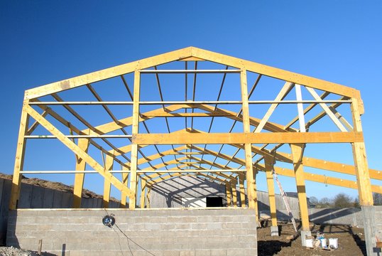 Construction batiment d'&eacute;levage &agrave; ossature bois. Montage de la charpente
