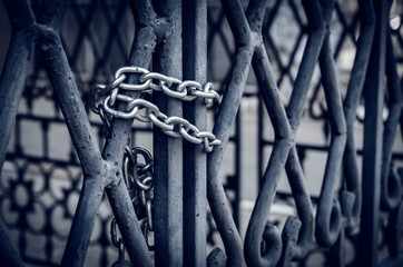 Chain on a metal gate