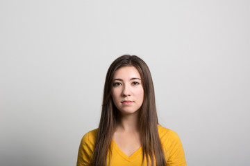 Obraz premium Studio portrait of a young woman contemplating