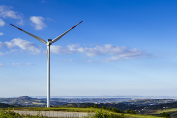 Fototapeta na wymiar Torres generadoras de energia eolica en Italia