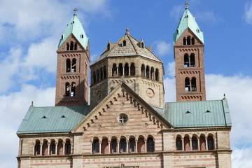 Fototapeta na wymiar Kirchtürme am Kaiserdom in Speyer am Rhein