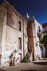 Antigua casa de piedra medieval abandonada con escaleras