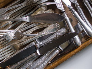 many vintage cutlery
