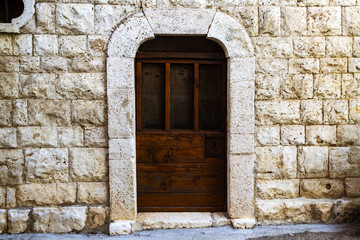 Fototapeta na wymiar Antiguo portal en piedra metal y madera