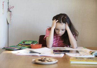 Ein Mädchen macht während der Corona Krise Schularbeiten zuhause am 24.03.2020.