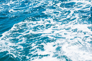 Espuma de agua en el mar caribe atrás del bote