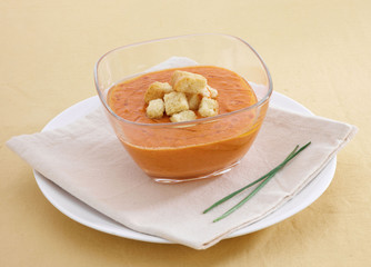 Brodo vegetale con crostini di pane