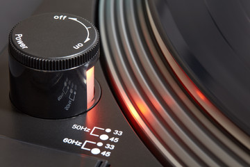 Detailaufnahme eines Schallplattenspielers für das Retro-Erlebnis beim Musikhören.