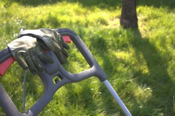 gants de jardin sur tondeuse, concept de jardinage